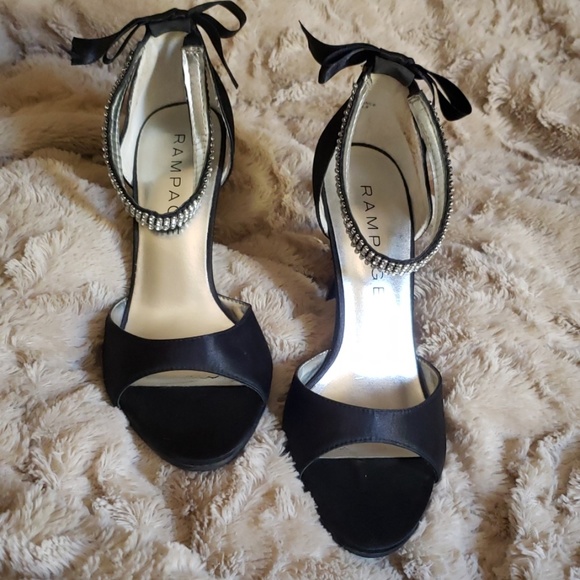 Black satin heels between 3" and 4" - Picture 2 of 8